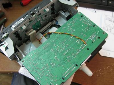 Вид снизу. Провод AUX.
