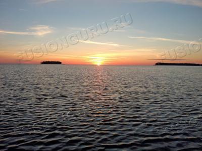 Первые лучики на водной глади.